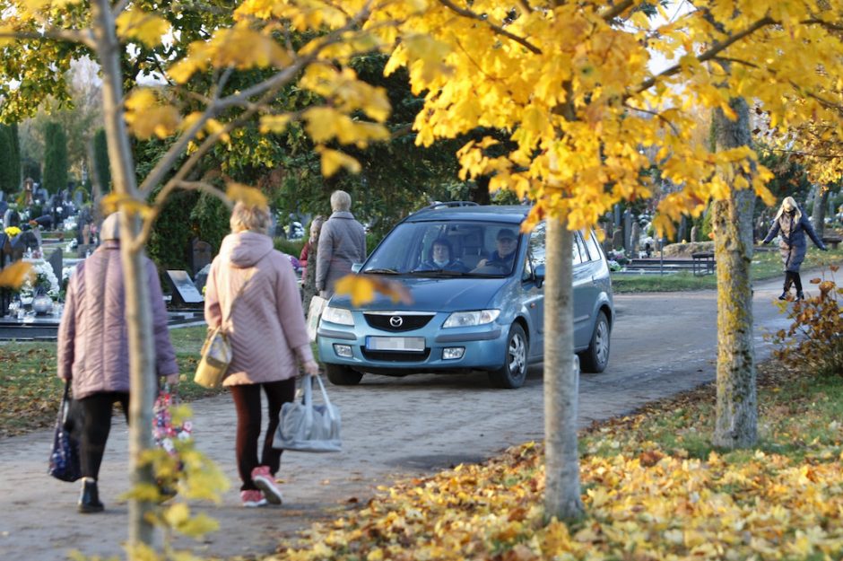 Artėjant Vėlinėms – patarimai dėl vykimo į kapines