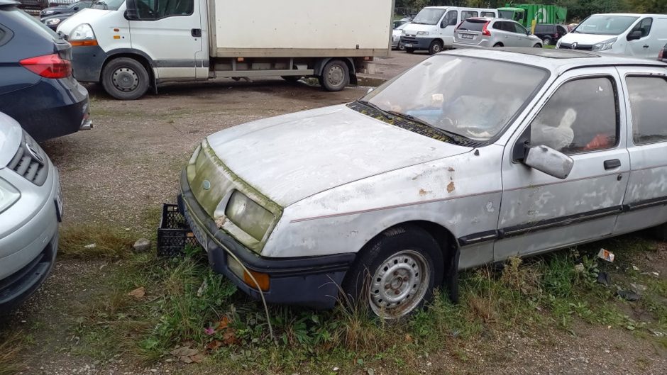 Dėl pūvančių griuvenų – klaipėdiečių skundai: apleisti automobiliai tampa šiukšlių krūvomis