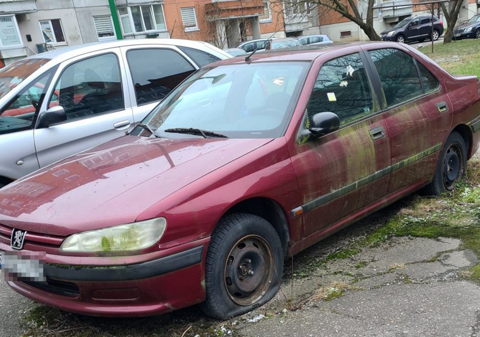 Dėl pūvančių griuvenų – klaipėdiečių skundai: apleisti automobiliai tampa šiukšlių krūvomis