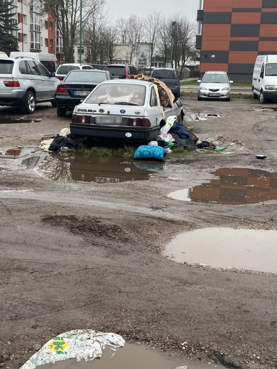 Dėl pūvančių griuvenų – klaipėdiečių skundai: apleisti automobiliai tampa šiukšlių krūvomis