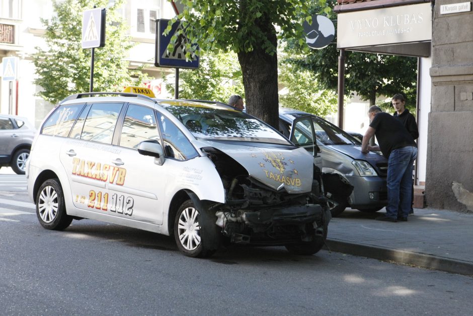 Liepų gatvėje – stipri avarija: po smūgio sumaitoti automobiliai, vienas užšoko ant šaligatvio