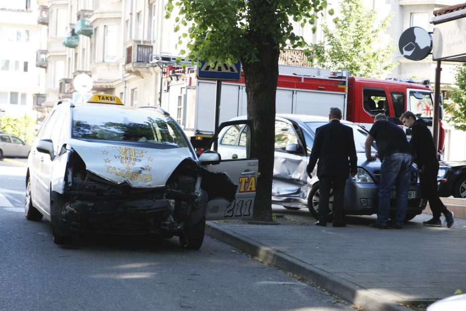 Liepų gatvėje – stipri avarija: po smūgio sumaitoti automobiliai, vienas užšoko ant šaligatvio