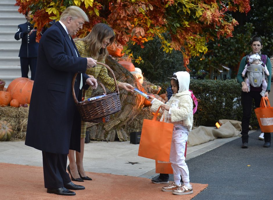 D. Trumpas surengė šventišką Helovino vakarėlį