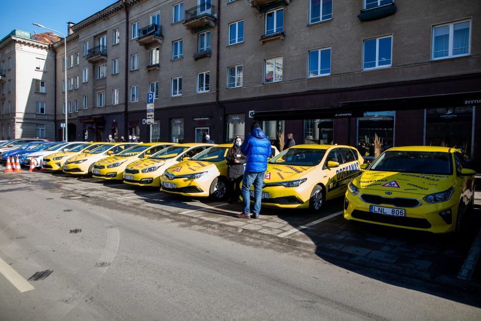 Protestuotojų reikalavimas Vyriausybei – atnaujinti praktinį vairavimo mokymą ir egzaminus