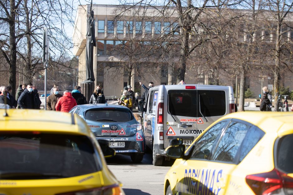 Protestuotojų reikalavimas Vyriausybei – atnaujinti praktinį vairavimo mokymą ir egzaminus