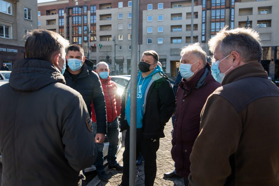 Protestuotojų reikalavimas Vyriausybei – atnaujinti praktinį vairavimo mokymą ir egzaminus