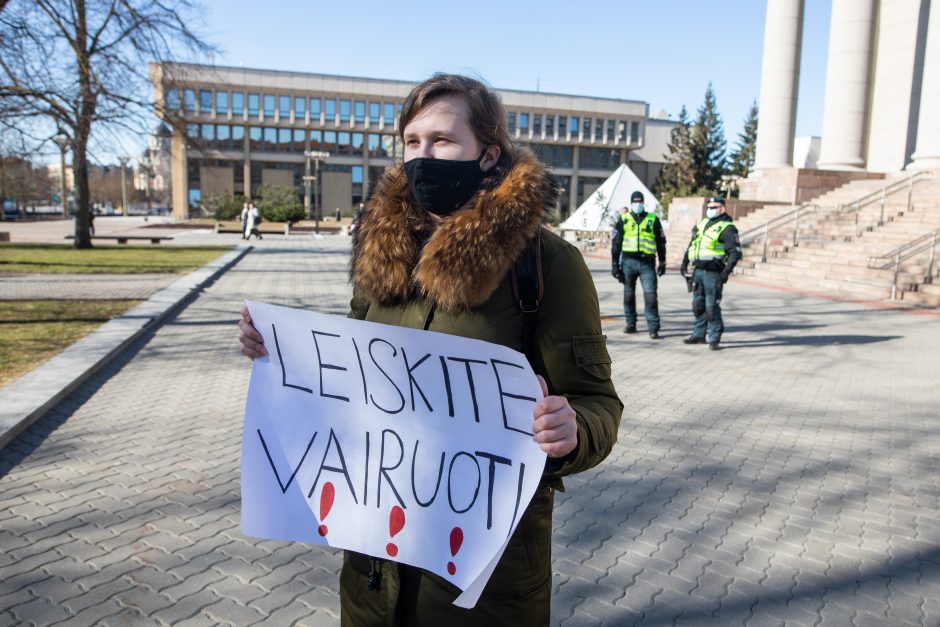 Protestuotojų reikalavimas Vyriausybei – atnaujinti praktinį vairavimo mokymą ir egzaminus