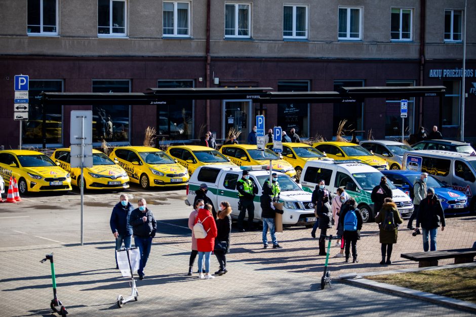 Protestuotojų reikalavimas Vyriausybei – atnaujinti praktinį vairavimo mokymą ir egzaminus