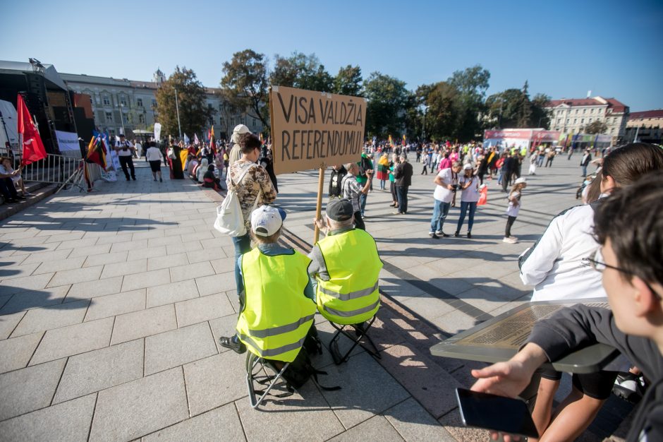 Vilniuje – tūkstantinis protestas: su plakatais „Ne gyvulių pasui“ ir „Dž. Sorošą lauk iš Lietuvos“