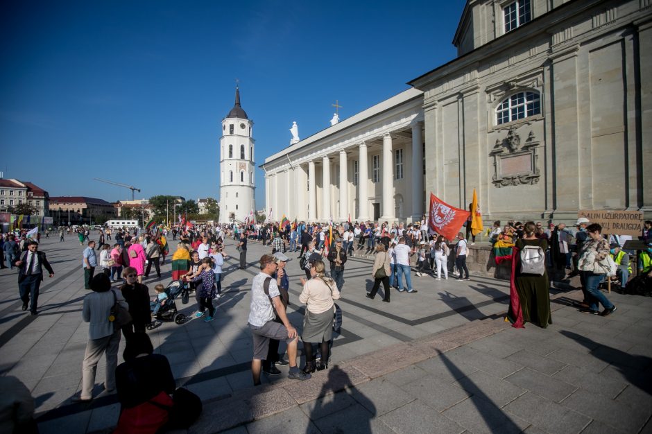 Vilniuje – tūkstantinis protestas: su plakatais „Ne gyvulių pasui“ ir „Dž. Sorošą lauk iš Lietuvos“