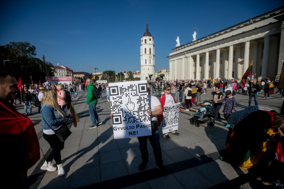 Vilniuje – tūkstantinis protestas: su plakatais „Ne gyvulių pasui“ ir „Dž. Sorošą lauk iš Lietuvos“