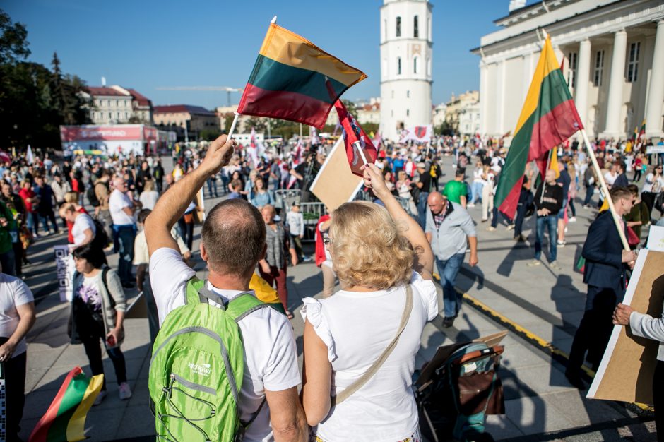 Vilniuje – tūkstantinis protestas: su plakatais „Ne gyvulių pasui“ ir „Dž. Sorošą lauk iš Lietuvos“