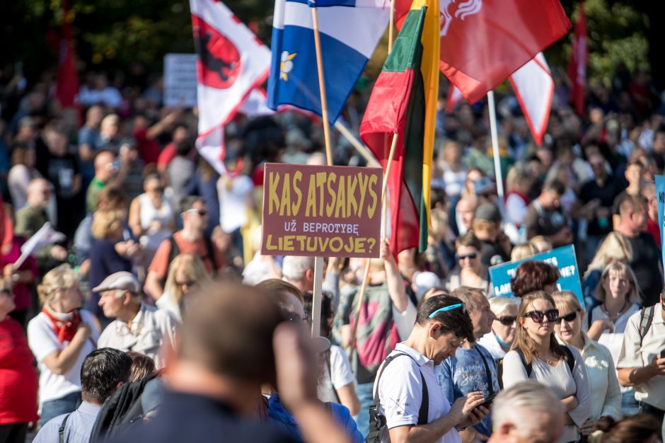 Vilniuje – tūkstantinis protestas: su plakatais „Ne gyvulių pasui“ ir „Dž. Sorošą lauk iš Lietuvos“