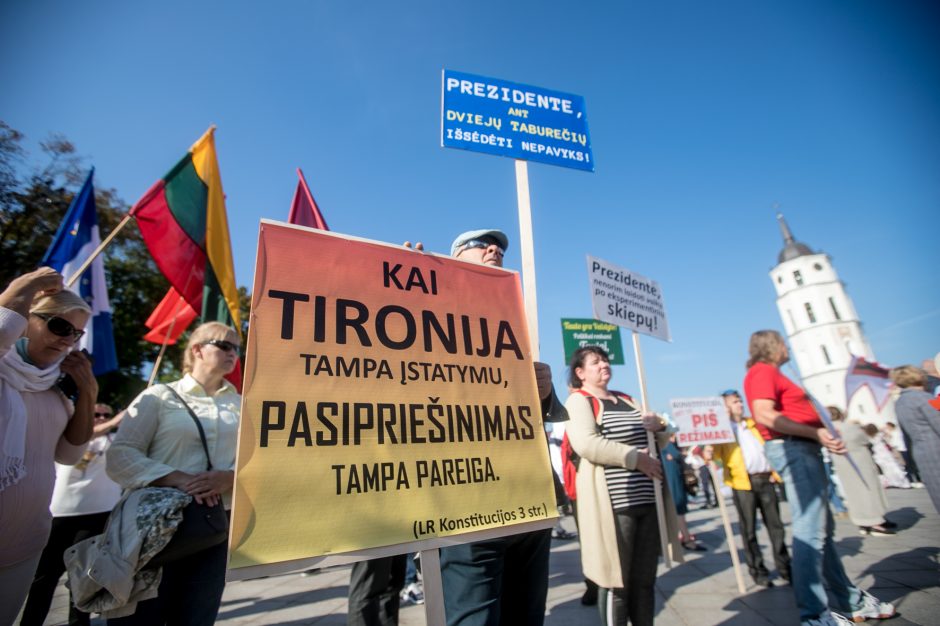 Vilniuje – tūkstantinis protestas: su plakatais „Ne gyvulių pasui“ ir „Dž. Sorošą lauk iš Lietuvos“