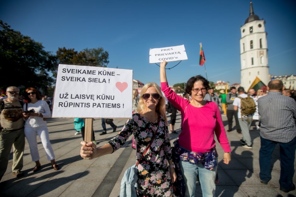 Vilniuje – tūkstantinis protestas: su plakatais „Ne gyvulių pasui“ ir „Dž. Sorošą lauk iš Lietuvos“