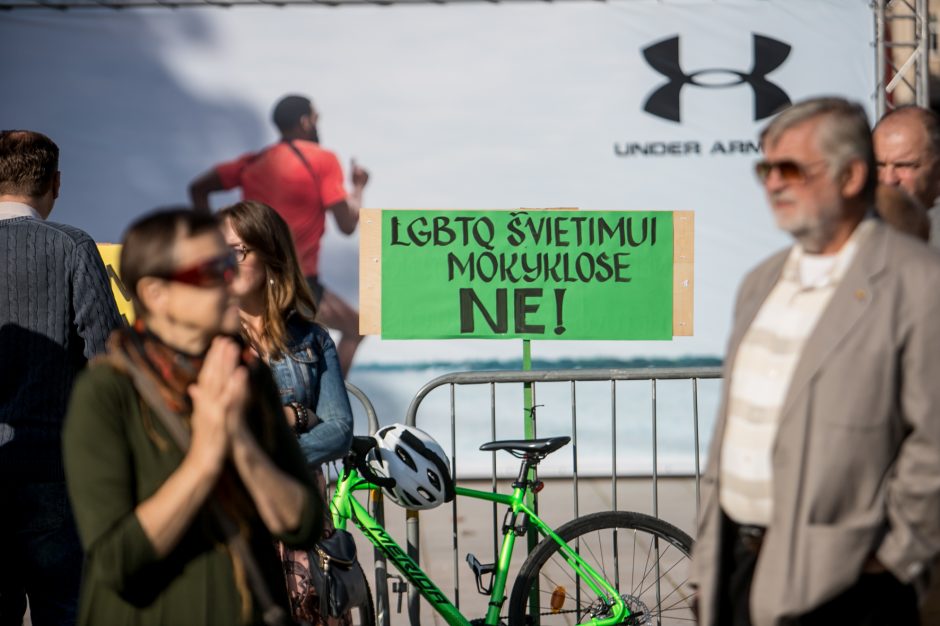 Vilniuje – tūkstantinis protestas: su plakatais „Ne gyvulių pasui“ ir „Dž. Sorošą lauk iš Lietuvos“