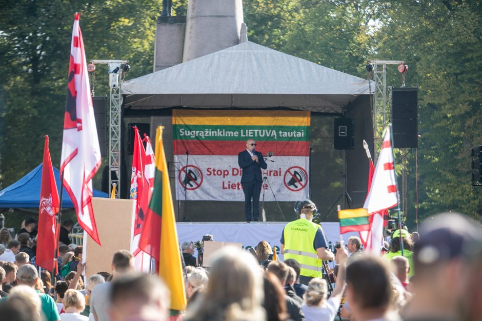 Vilniuje – tūkstantinis protestas: su plakatais „Ne gyvulių pasui“ ir „Dž. Sorošą lauk iš Lietuvos“