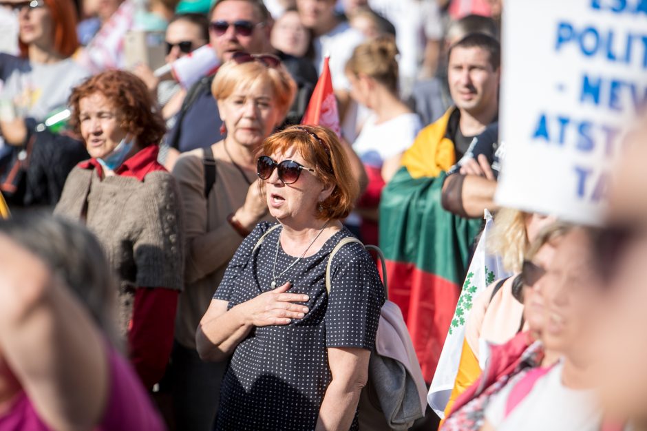 Vilniuje – tūkstantinis protestas: su plakatais „Ne gyvulių pasui“ ir „Dž. Sorošą lauk iš Lietuvos“