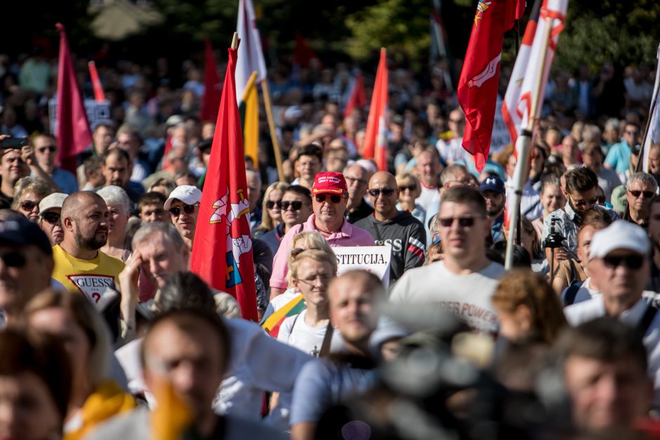 Vilniuje – tūkstantinis protestas: su plakatais „Ne gyvulių pasui“ ir „Dž. Sorošą lauk iš Lietuvos“