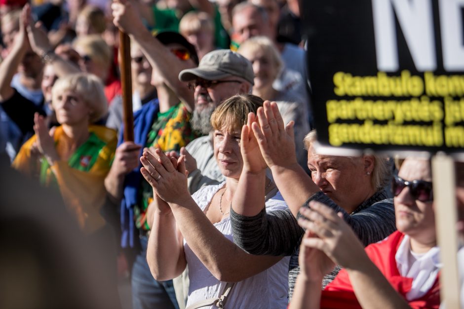 Vilniuje – tūkstantinis protestas: su plakatais „Ne gyvulių pasui“ ir „Dž. Sorošą lauk iš Lietuvos“