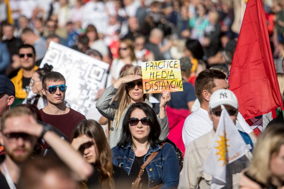 Vilniuje – tūkstantinis protestas: su plakatais „Ne gyvulių pasui“ ir „Dž. Sorošą lauk iš Lietuvos“