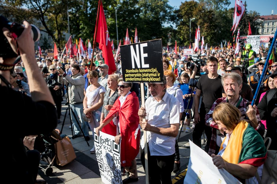 Vilniuje – tūkstantinis protestas: su plakatais „Ne gyvulių pasui“ ir „Dž. Sorošą lauk iš Lietuvos“