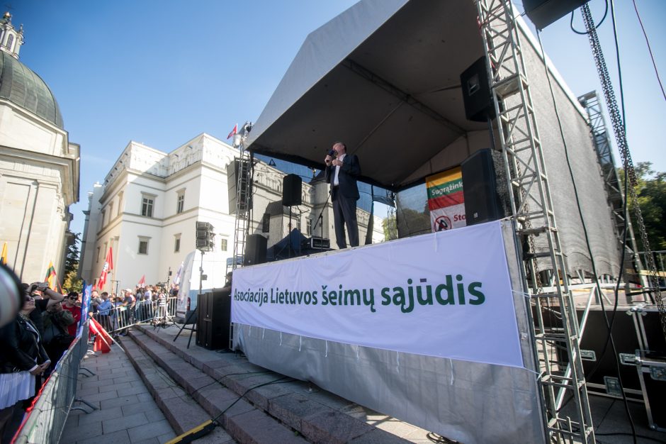 Vilniuje – tūkstantinis protestas: su plakatais „Ne gyvulių pasui“ ir „Dž. Sorošą lauk iš Lietuvos“