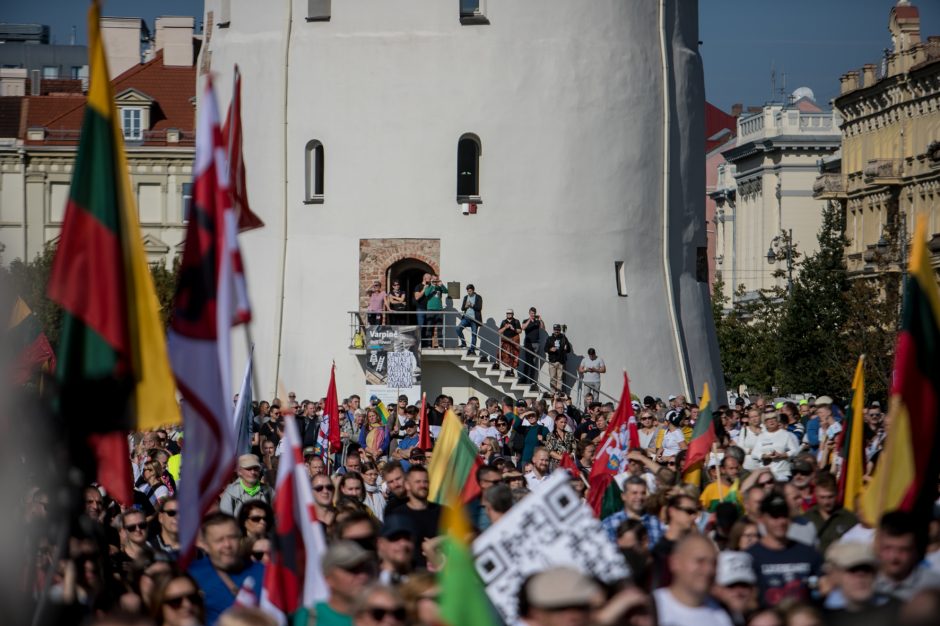 Vilniuje – tūkstantinis protestas: su plakatais „Ne gyvulių pasui“ ir „Dž. Sorošą lauk iš Lietuvos“