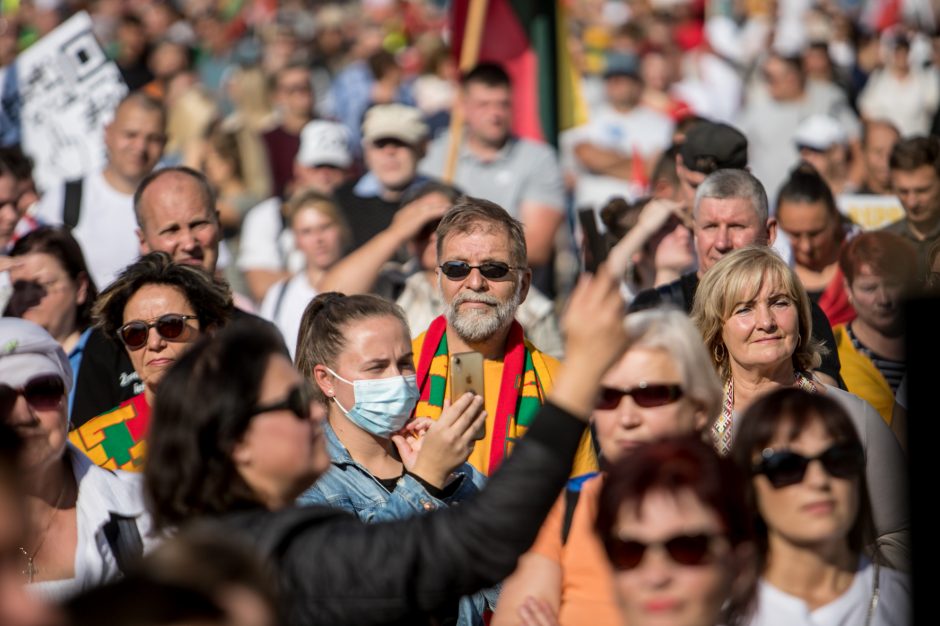 Vilniuje – tūkstantinis protestas: su plakatais „Ne gyvulių pasui“ ir „Dž. Sorošą lauk iš Lietuvos“