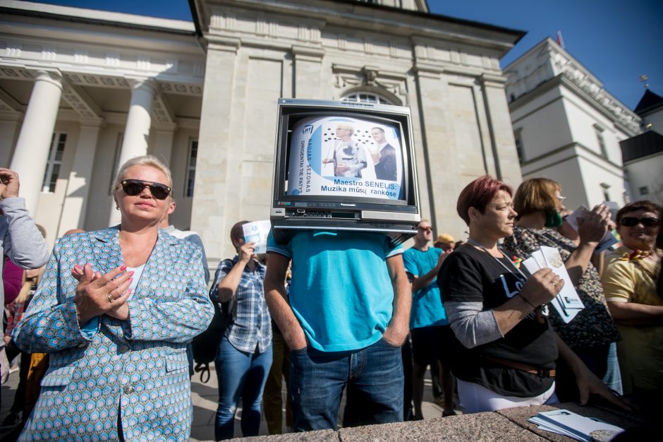 Vilniuje – tūkstantinis protestas: su plakatais „Ne gyvulių pasui“ ir „Dž. Sorošą lauk iš Lietuvos“