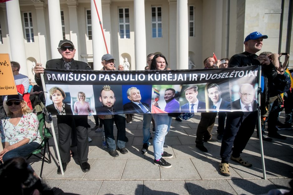 Vilniuje – tūkstantinis protestas: su plakatais „Ne gyvulių pasui“ ir „Dž. Sorošą lauk iš Lietuvos“