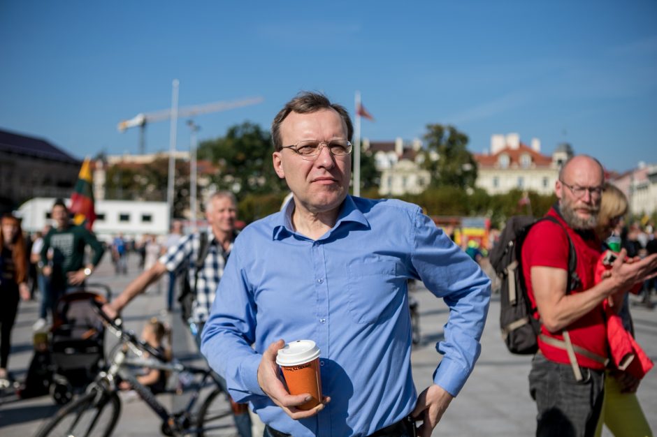 Vilniuje – tūkstantinis protestas: su plakatais „Ne gyvulių pasui“ ir „Dž. Sorošą lauk iš Lietuvos“