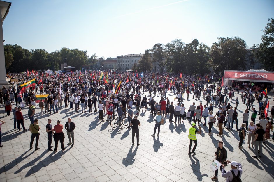 Vilniuje – tūkstantinis protestas: su plakatais „Ne gyvulių pasui“ ir „Dž. Sorošą lauk iš Lietuvos“