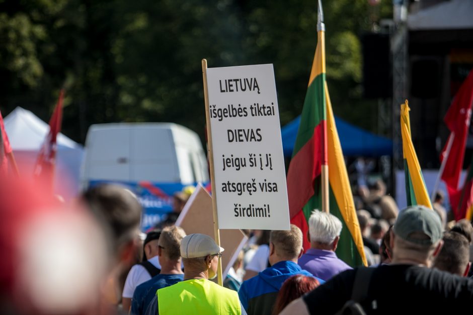 Vilniuje – tūkstantinis protestas: su plakatais „Ne gyvulių pasui“ ir „Dž. Sorošą lauk iš Lietuvos“