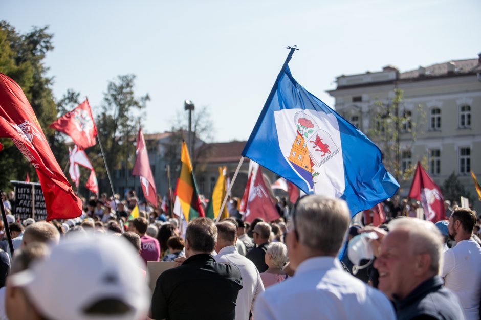 Vilniuje – tūkstantinis protestas: su plakatais „Ne gyvulių pasui“ ir „Dž. Sorošą lauk iš Lietuvos“