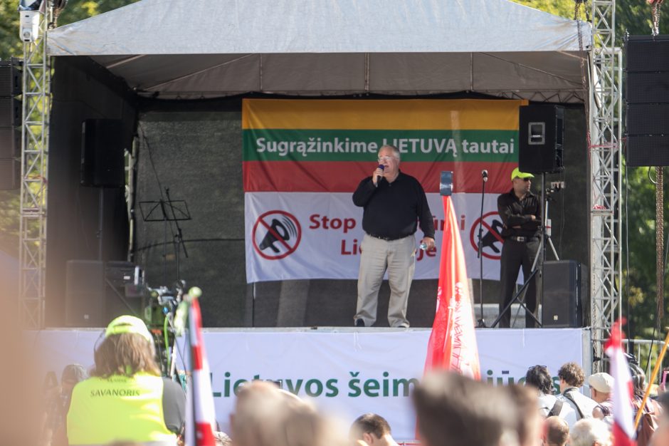 Vilniuje – tūkstantinis protestas: su plakatais „Ne gyvulių pasui“ ir „Dž. Sorošą lauk iš Lietuvos“