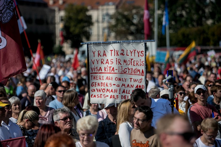 Vilniuje – tūkstantinis protestas: su plakatais „Ne gyvulių pasui“ ir „Dž. Sorošą lauk iš Lietuvos“