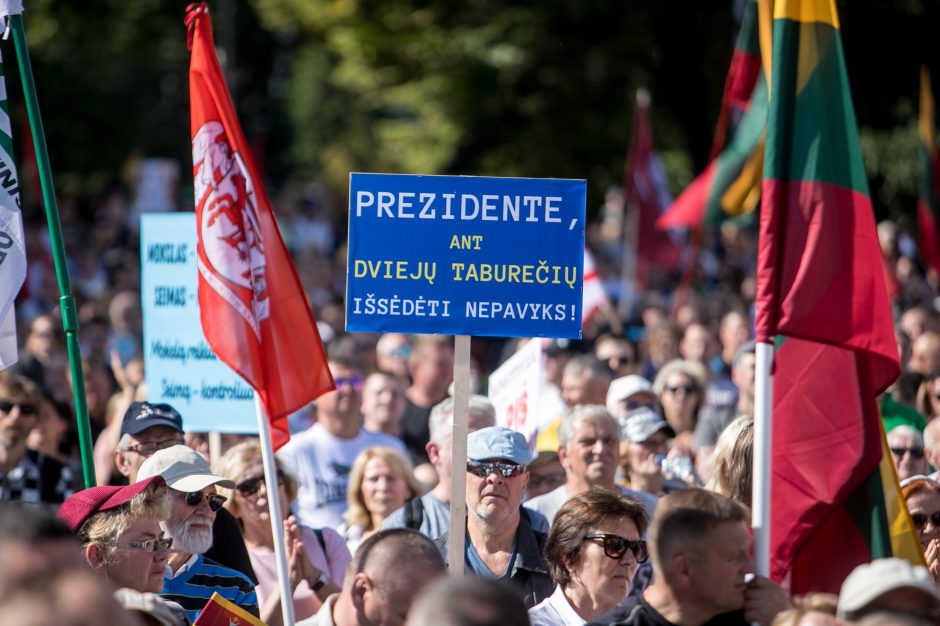 Vilniuje – tūkstantinis protestas: su plakatais „Ne gyvulių pasui“ ir „Dž. Sorošą lauk iš Lietuvos“