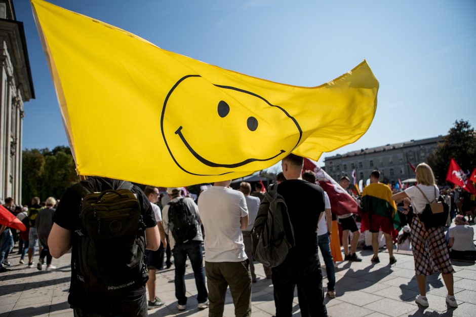 Vilniuje – tūkstantinis protestas: su plakatais „Ne gyvulių pasui“ ir „Dž. Sorošą lauk iš Lietuvos“