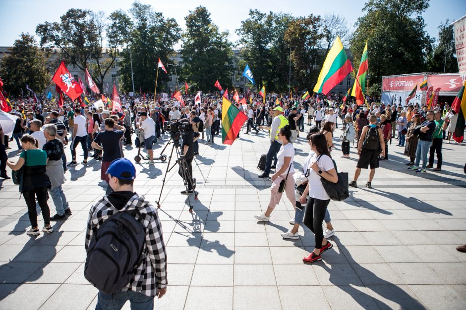 Vilniuje – tūkstantinis protestas: su plakatais „Ne gyvulių pasui“ ir „Dž. Sorošą lauk iš Lietuvos“