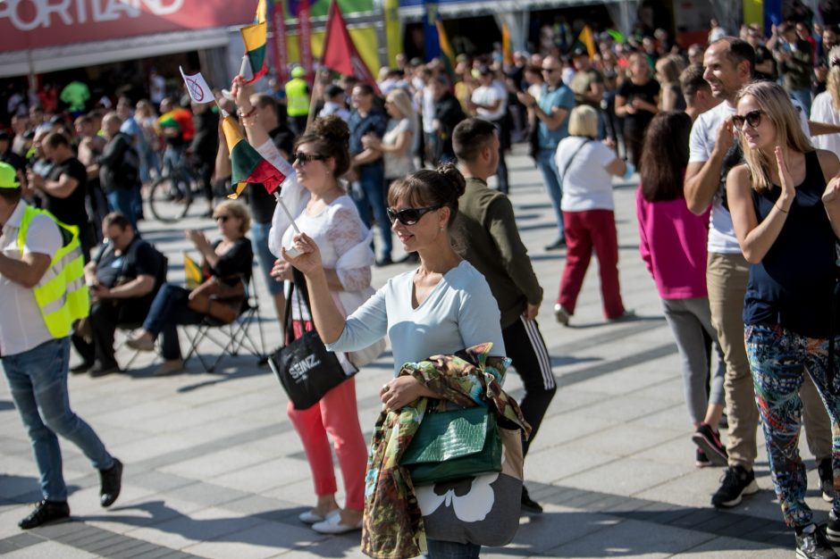 Vilniuje – tūkstantinis protestas: su plakatais „Ne gyvulių pasui“ ir „Dž. Sorošą lauk iš Lietuvos“