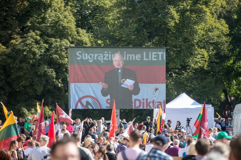 Vilniuje – tūkstantinis protestas: su plakatais „Ne gyvulių pasui“ ir „Dž. Sorošą lauk iš Lietuvos“