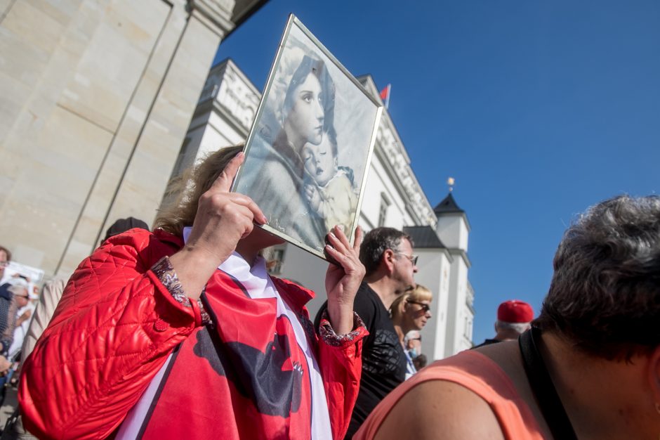 Vilniuje – tūkstantinis protestas: su plakatais „Ne gyvulių pasui“ ir „Dž. Sorošą lauk iš Lietuvos“