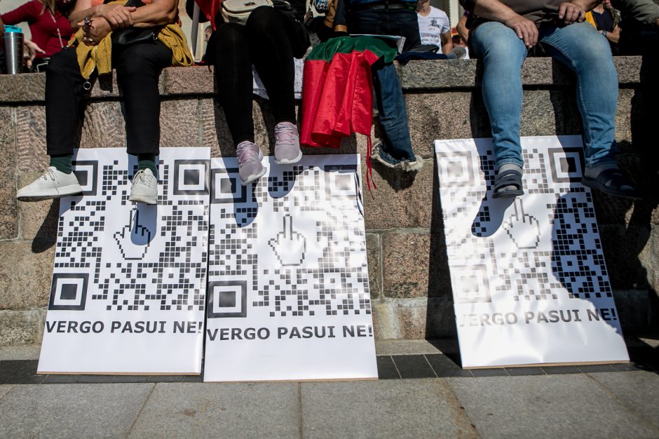 Vilniuje – tūkstantinis protestas: su plakatais „Ne gyvulių pasui“ ir „Dž. Sorošą lauk iš Lietuvos“