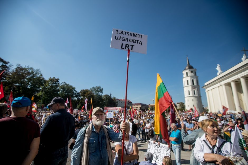 Vilniuje – tūkstantinis protestas: su plakatais „Ne gyvulių pasui“ ir „Dž. Sorošą lauk iš Lietuvos“