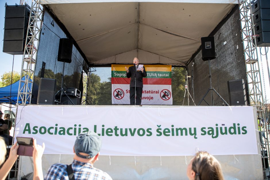 Vilniuje – tūkstantinis protestas: su plakatais „Ne gyvulių pasui“ ir „Dž. Sorošą lauk iš Lietuvos“