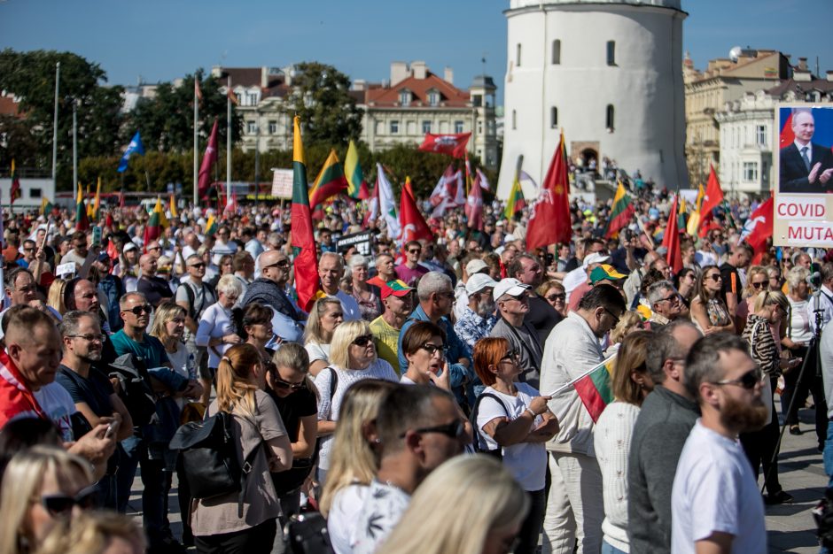 Vilniuje – tūkstantinis protestas: su plakatais „Ne gyvulių pasui“ ir „Dž. Sorošą lauk iš Lietuvos“