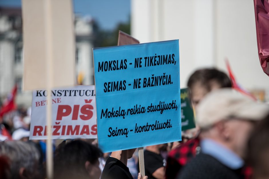 Vilniuje – tūkstantinis protestas: su plakatais „Ne gyvulių pasui“ ir „Dž. Sorošą lauk iš Lietuvos“