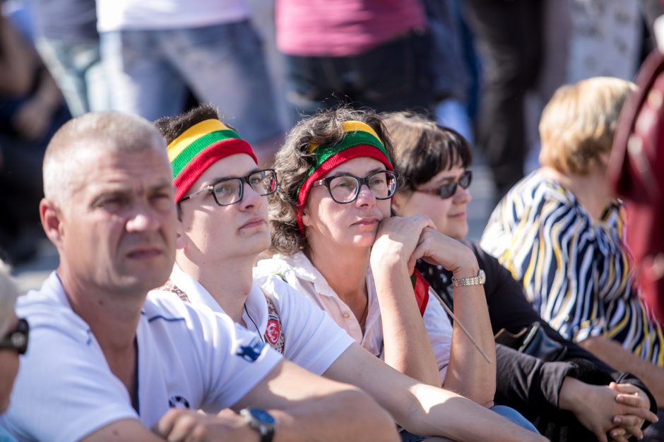 Vilniuje – tūkstantinis protestas: su plakatais „Ne gyvulių pasui“ ir „Dž. Sorošą lauk iš Lietuvos“