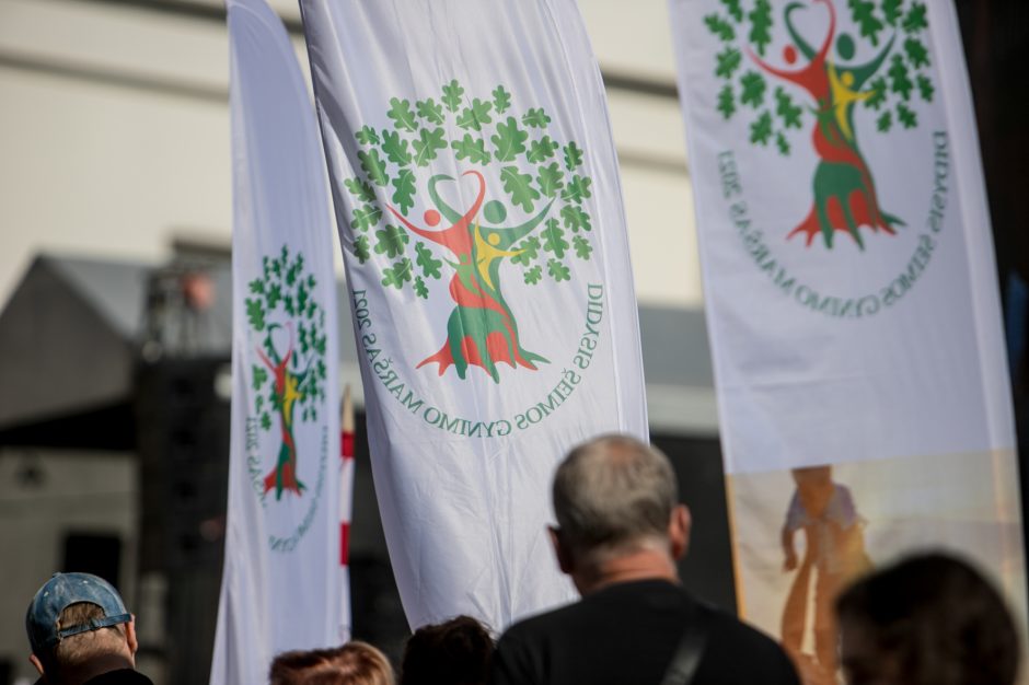 Vilniuje – tūkstantinis protestas: su plakatais „Ne gyvulių pasui“ ir „Dž. Sorošą lauk iš Lietuvos“